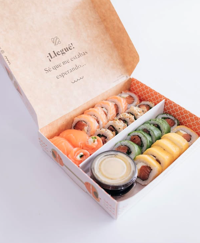 Pieza de sushi sobre fondo naranja